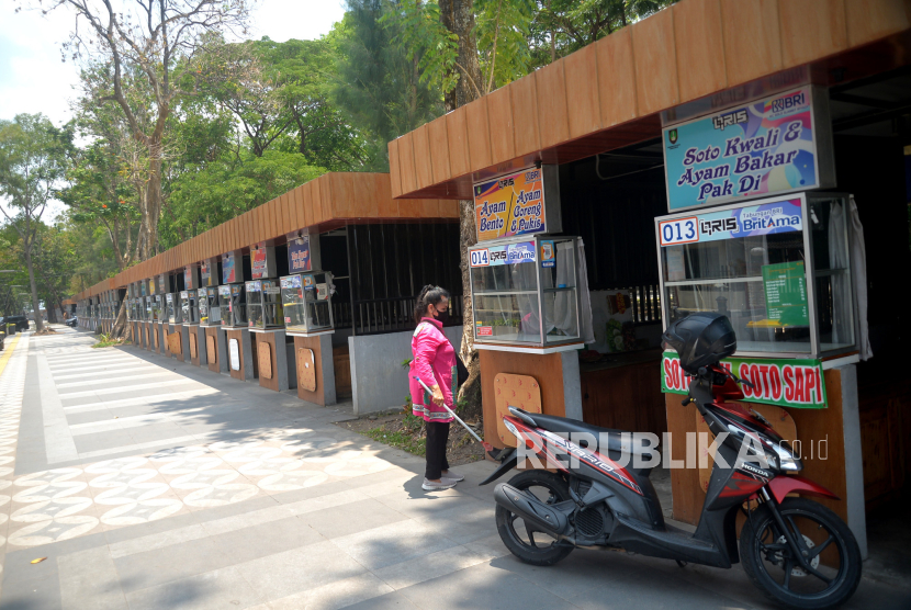 Pedagang merapihkan lapak dagangan di Shelter Manahan, Surakarta, Jawa Tengah.