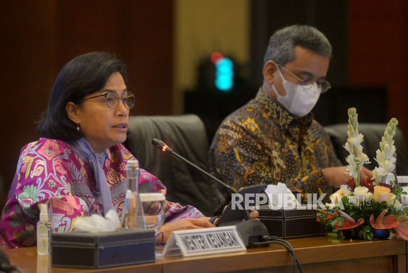Menteri Keuangan Sri Mulyani memberikan konferensi pers APBN KiTa di kantor Kemenkeu, Jakarta (ilustrasi). Pemerintah mencatat anggaran pendapatan dan belanja negara (APBN) kembali surplus pada Mei 2022. Adapun besarannya senilai Rp 132,2 triliun atau 0,74 persen terhadap produk domestik bruto (PDB).