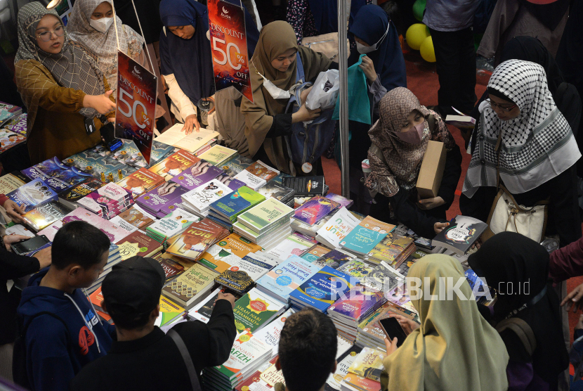 Visitors view the book collection at the 2023 Islamic Book Fair (IBF) event in Istora Senayan, Jakarta, Sunday (24/9/2023). People are urged not to buy pirated books.