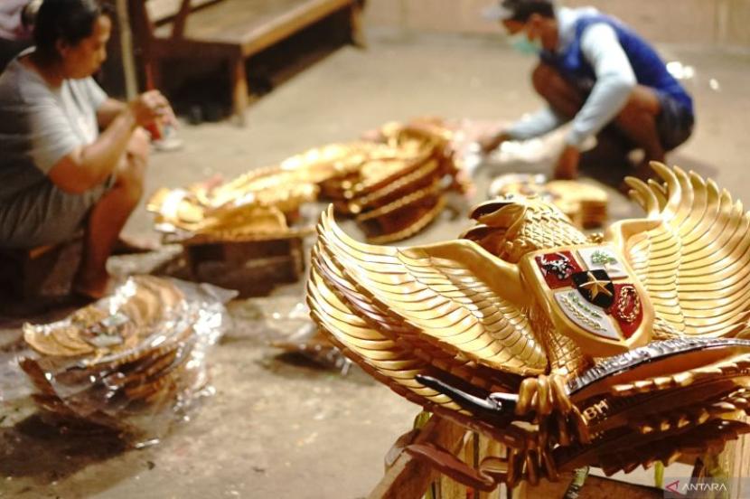 Pemuda Blitar raup cuan puluhan juta berkat produksi lambang Garuda.