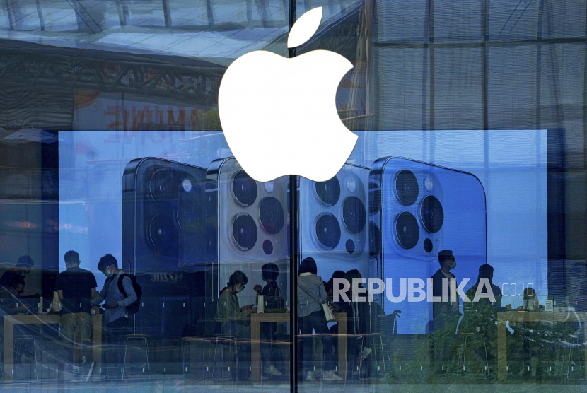 Logo Apple terpampang di Apple Store di Beijing, Selasa, 28 September 2021. Apple telah mengeluarkan memo internal yang mencabut kewajiban memakai masker.