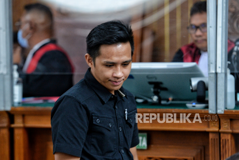Terdakwa kasus pembunuhan berencana terhadap Brigadir Nofriansyah Yosua Hutabarat alias Brigadir J,  Richard Eliezer bersiap menjalani sidang pemeriksaan saksi di Pengadilan Negeri Jakarta Selatan, Jakarta, Selasa (25/10/2022). Dalam sidang tersebut, jaksa penuntut umum (JPU) menghadirkan sebanyak 12 saksi dari pengacara, keluarga Brigadir J dan kekasihnya diantaranya Kamarudin Simanjuntak, Samuel Hutabarat, Rosti Simanjuntak, Marezal Rizky, Yuni Artika hutabarat, Devianita Hutabarat, Novitasari Nadea, Rohani Simanjuntak, Sanggah Parulian, Rosline Emika Simanjuntak, Indrawanto Pasaribu, dan Vera Mareta Simanjuntak. Republika/Thoudy Badai
