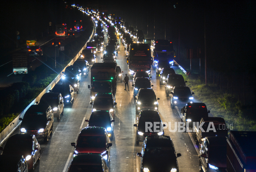 Ilustrasi kemacetan di tol. Terjadi peningkatan volume kendaraan di tol luar pulau Jawa menjelang tahun baru 2024.