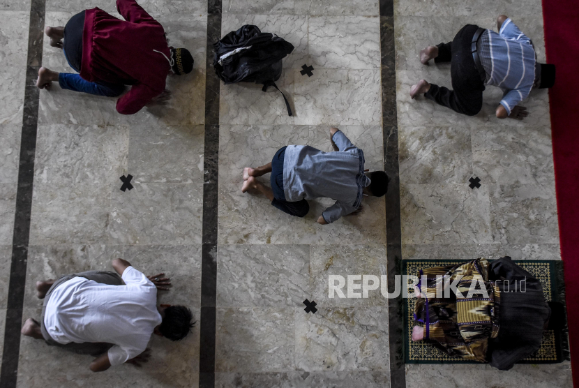 Majelis Taklim di Bandung Belum Bisa Beraktivitas di Masjid. Sejumlah umat muslim melaksanakan ibadah sholat zhuhur di Masjid Raya Bandung, Jalan Dalem Kaum, Kota Bandung.