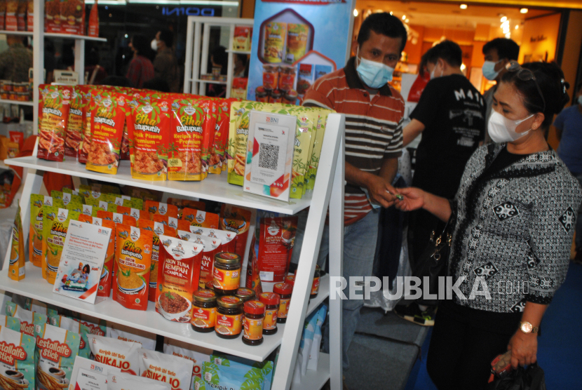 Pengunjung membeli salah satu produk UMKM di lokasi pameran di Manado, Sulawesi Utara, Rabu (22/9/2021) (ilustrasi).