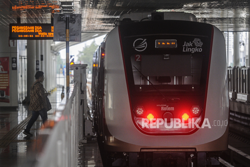 Penumpang saat akan menaiki LRT di Stasiun LRT Velodrome, Jakarta. Menhub Budi Karya dan Pj Gubernur DKI Heru Budi resmikan lanjutan LRT Velodrome.