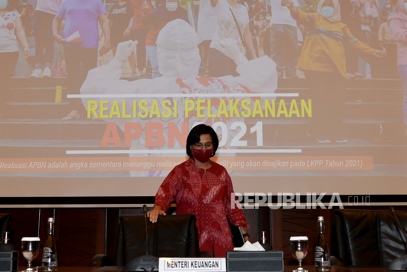 Menteri Keuangan Sri Mulyani bersiap menyampaikan keterangan pers realisasi pelaksanaan APBN 2021 di kantor Kemenkeu, Jakarta, Senin (3/1/2022). Menteri Keuangan Sri Mulyani meminta pemerintah daerah untuk mengoptimalkan pengelolaan anggaran pendapatan dan belanja daerah (APBD). 
