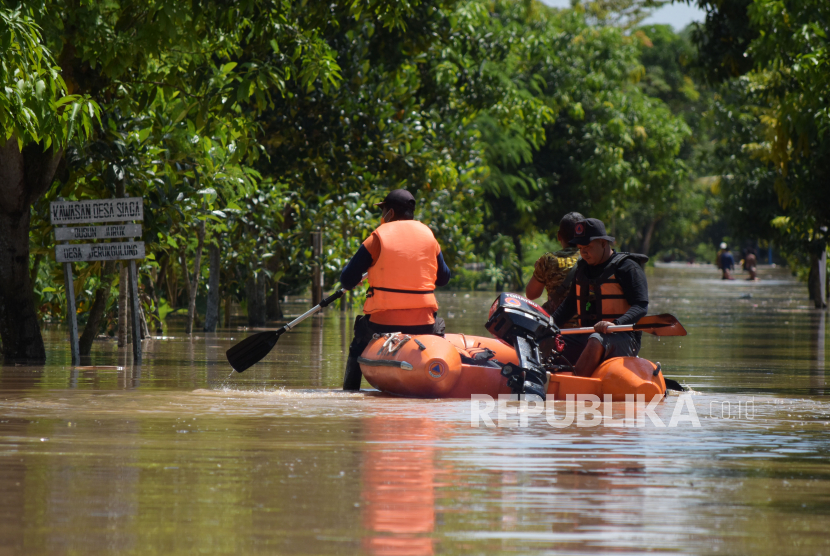 Petugas Badan Penanggulangan Bencana Daerah (BPBD) memantau kondisi banjir (ilustrasi) 