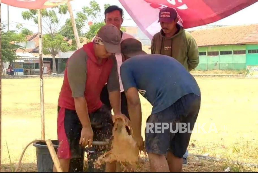Tukang sumur bor sedang membuat sumur bor di Desa Kejuden, Kecamatan Plumbon, Kabupaten Cirebon Senin (4/9/2023). 