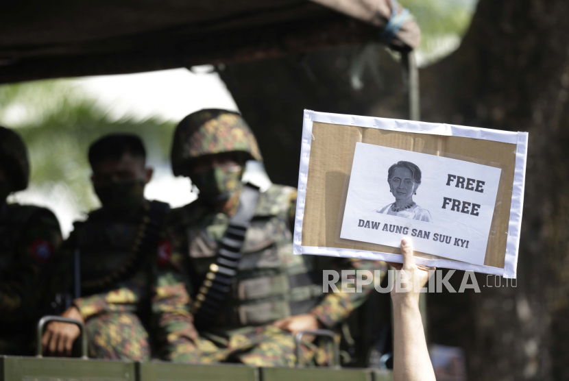 Demonstran memegang sebuah poster menuntut pembebasan pemimpin de facto Myanmar Aung San Suu Kyi.