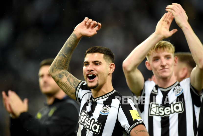  Anthony Gordon (R) and Bruno Guimaraes of Newcastle celebrate after the UEFA Champions League Group F match between Newcastle United and Paris Saint-Germain in Newcastle, Britain, 04 October 2023. Newcastle won 4-1.  
