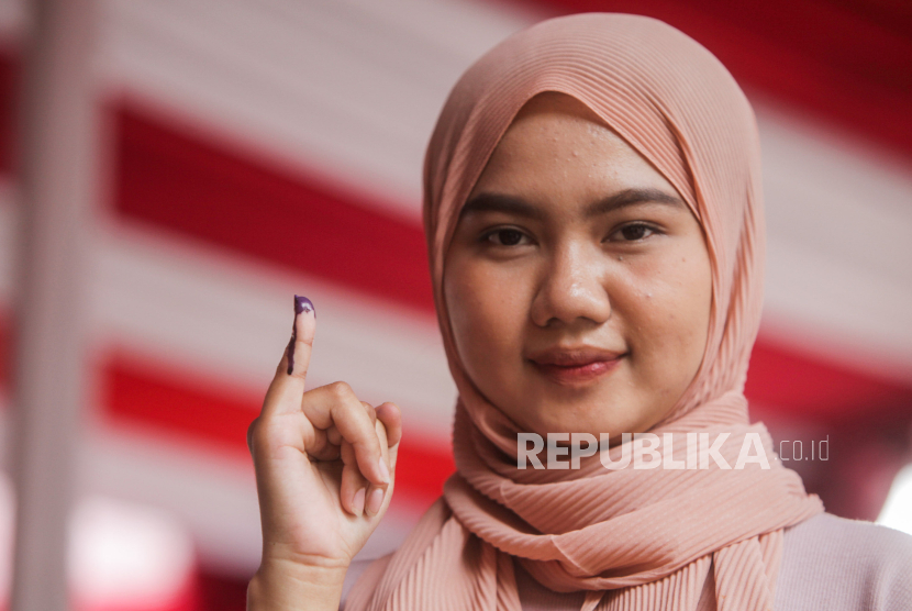 Warga memperlihatkan jari kelingking yang sudah dicelupkan tinta saat simulasi pemungutan suara Pemilu 2024 di Kantor Wali Kota Jakarta Pusat, Rabu (17/1/2024). KPU Kota Jakarta Pusat menggelar simulasi pemungutan dan penghitungan suara di Tempat Pemungutan Suara (TPS) jelang Pemilu 2024. Kegiatan dilaksanakan untuk memberikan pengenalan kepada pemilih tahapan proses yang harus dilalui saat proses pemungutan suara. Simulasi tersebut menghadrikan empat jenis surat suara yaitu surat suara Presiden, DPR, DPD dan DPRD Provinsi.