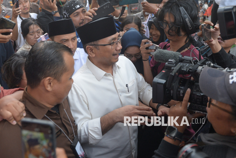 Mantan Menteri Agama Yaqut Cholil Qoumas usai menjalani pemeriksaan di Gedung Merah Putih KPK, Jakarta, Senin (1/9/2025). Yaqut Cholil Qoumas  dimintai keterangan sebagai saksi selama tujuh jam terkait kasus dugaan korupsi kuota haji untuk penyelenggaraan ibadah haji tahun 2023-2024.