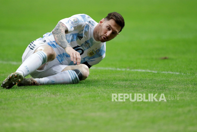 Pemain Argentina Lionel Messi beraksi selama pertandingan sepak bola semifinal Copa America antara Argentina dan Kolombia di stadion Mane Garrincha di Brasilia, Brasil, 06 Juli 2021.