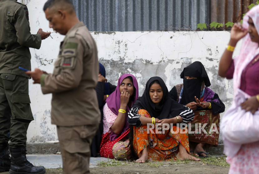  Rohingya refugees rest at their temporary shelter outside a government building during migrant day in Banda Aceh, Indonesia 18 December 2023.