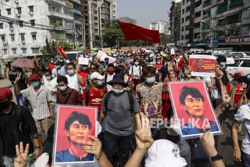  Demonstran yang memegang potret Penasihat Negara Myanmar yang ditahan, gambar Aung San Suu Kyi dan bendera partainya Partai Liga Nasional untuk Demokrasi (NLD) mengambil bagian dalam protes terhadap kudeta militer di Yangon, Myanmar, 07 Februari 2021.