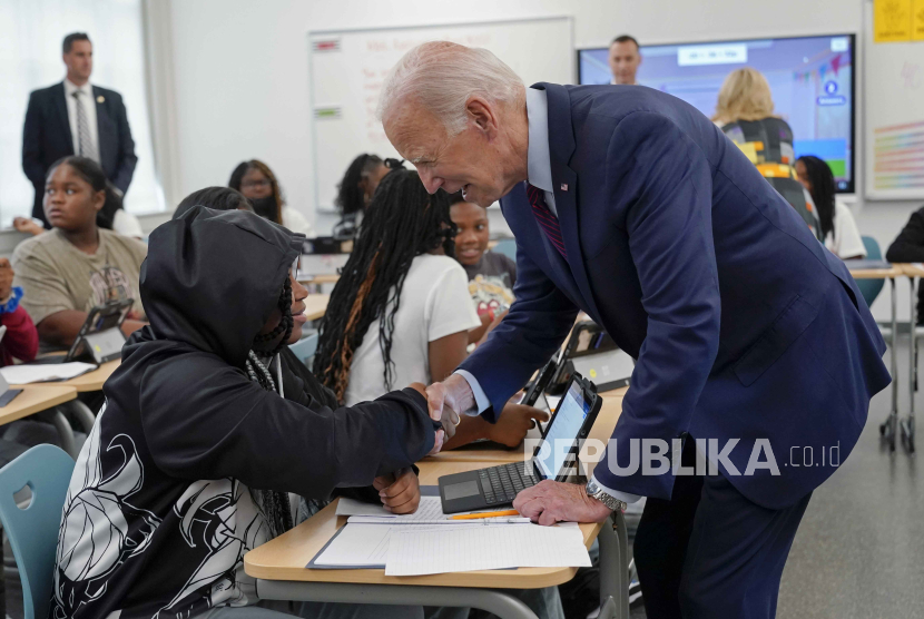 Presiden Joe Biden berjabat tangan dengan siswa di Eliot-Hine Middle School, Washington, Senin (28/8/2023). 