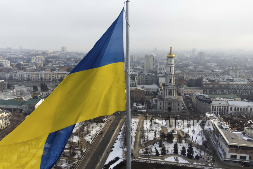  Bendera nasional Ukraina melambai di atas pusat Kharkiv, kota terbesar kedua di Ukraina, Rabu, 16 Februari 2022. Presiden Ukraina Volodymyr Zelensky mengatakan, negaranya perlu menjadi kandidat penuh untuk bergabung dengan Uni Eropa.