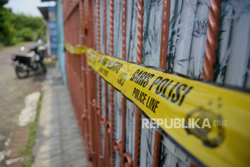 Garis polisi yang terpasang pada pagar rumah lokasi ditemukannya empat jasad di Perumahan Citra Grand I Extenction, Kalideres, Jakarta Barat, Senin (14/11/2022). Kepolisian masih melakukan penyelidikan lebih lanjut untuk mengetahui penyebab tewasnya empat orang secara mengenaskan. Republika/Putra M. Akbar
