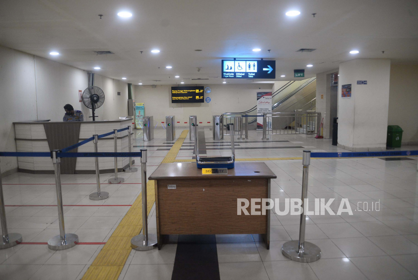 Suasana sepi di area keberangkatan antar kota Terminal Pulo Gebang, Jakarta, Jumat (24/4). Pengelola Terminal Pulogebang menutup operasional layanan bus antar kota antar provinsi (AKAP) mulai 24 April 2020, setelah berlakunya kebijakan larangan mudik dari pemerintah