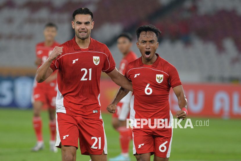 Pesepak bola Timnas U23 Indonesia Jens Raven bersama Robi Darwis melakukan selebrasi seusai mencetak gol ke gawang Brunei Darussalam dalam pertandingan penyisihan Grup A Piala AFF U-23 2025 di Stadion Utama Gelora Bung Karno (SUGBK), Senayan, Jakarta, Selasa (15/7/2025).