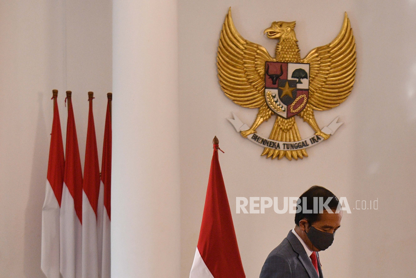 Presiden Joko Widodo tiba untuk menghadiri KTT ASEAN ke-36 secara virtual di Istana Bogor, Jawa Barat, Jumat (26/6/2020). Dalam KTT dengan tuan rumah Vietnam tersebut, Presiden Joko Widodo menekankan pentingnya untuk memperkuat kerja sama antar negara anggota ASEAN dalam pemulihan ekonomi dampak pandemi COVID-19 serta mengusulkan perlunya pengaturan ASEAN Travel Corridor. ANTARA FOTO/Sigid Kurniawan/POOL/wsj.