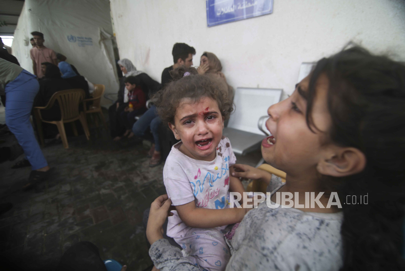 Anak-anak Palestina yang terluka akibat serangan Israel menangis di luar rumah sakit di kamp pengungsi Rafah, Jalur Gaza selatan, Kamis, 12 Oktober 2023.
