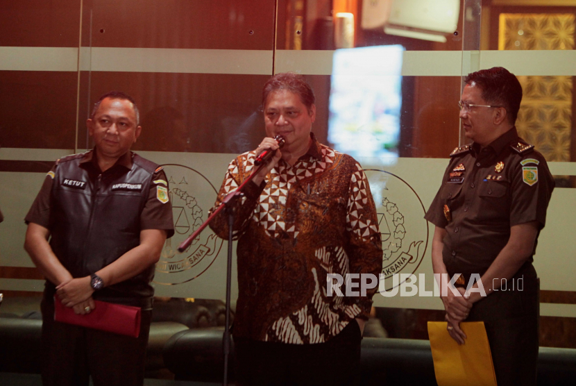 Menteri Koordinator Perekonomian Airlangga Hartarto (tengah) menyampaikan konferensi pers usai menjalani pemeriksaan di Gedung Kejaksaan Agung, Jakarta, Senin (24/7/2023). 