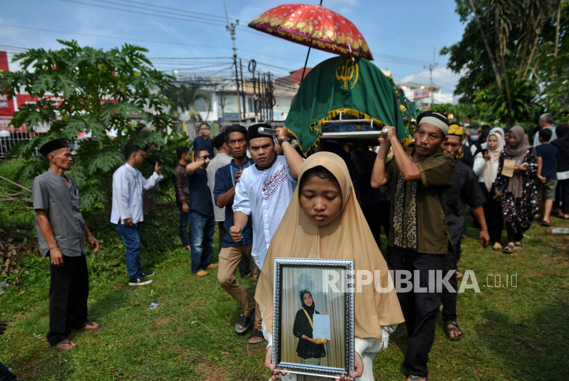Keluarga dan kerabat korban kecelakaan bus karyawisata SMK Lingga Kencana Depok mengikuti prosesi pemakaman. Fraksi PKS di DPR minta Kemenhub kembali lakukan inspeksi keselamatan bus pariwisata.