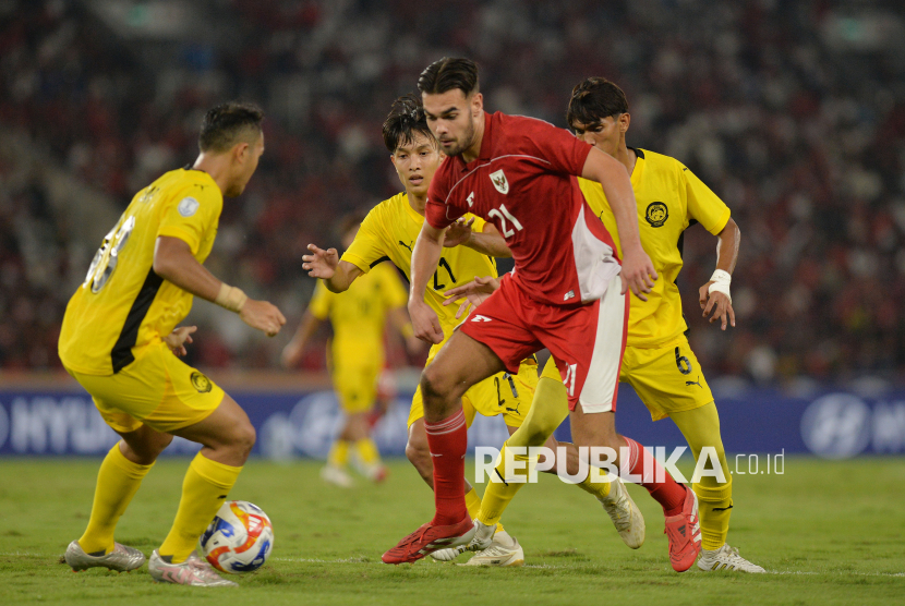 Pesepak bola Timnas U-23 Indonesia Jens Raven berusaha melewati pemain Malaysia dalam pertandingan penyisihan Grup A Piala AFF U-23 2025 di Stadion Utama Gelora Bung Karno (SUGBK), Senayan, Jakarta, Senin (21/7/2025). Kedua kesebelasan bermain imbang tanpa gol. Dengan hasil ini, timnas Indonesia lolos ke babak semifinal Piala AFF U-23.