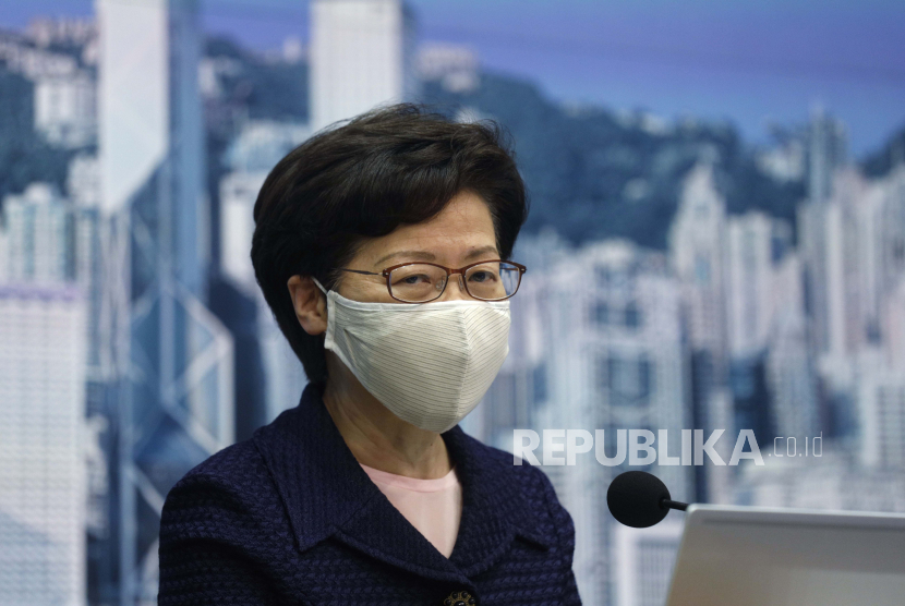 Kepala Eksekutif Hong Kong Carrie Lam berbicara dalam konferensi pers di Hong Kong, Jumat, 31 Juli 2020. Dia mengumumkan untuk menunda pemilihan legislatif yang dijadwalkan pada 6 September, dengan alasan wabah virus korona yang memburuk.