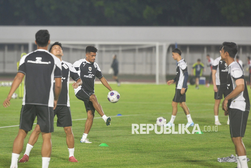 Sejumlah pesepak bola Timnas Indonesia mengikuti sesi latihan di Stadion Madya, Kompleks GBK, Jakarta, Selasa (12/11/2024). Latihan tersebut sebagai persiapan Timnas Indonesia jelang menghadapi Jepang pada putaran ketiga kualifikasi Piala Dunia 2026 zona Asia yang akan berlangsung pada Jumat (15/11/2024) di Stadion Utama Gelora Bung Karno. Latihan yang dipimpin langsung pelatih timnas Indonesia Shin Tae-yong tersebut diikuti oleh  27 pemain.