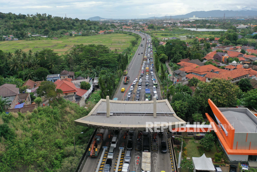Foto udara kendaraan yang terjebak kemacetan di Gerbang Tol Merak di Kota Cilegon, Provinsi Banten, Kamis (28/4/2022). 