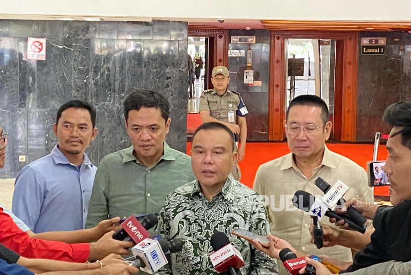 Ketua Harian DPP Partai Gerindra, Sufmi Dasco Ahmad menanggapi Megawati Soekarnoputri yang mengajukan diri sebagai amicus curiae atau sahabat pengadilan ke Mahkamah Konstitusi (MK), di Gedung Nusantara III, Kompleks Parlemen, Jakarta, Rabu (17/4/2024). 