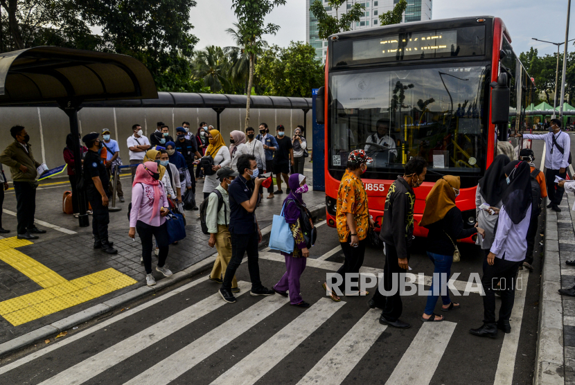 Penumpang antre menaiki bus Transjakarta di area Stasiun Tanah Abang, Jakarta Pusat, Senin (3/5). 