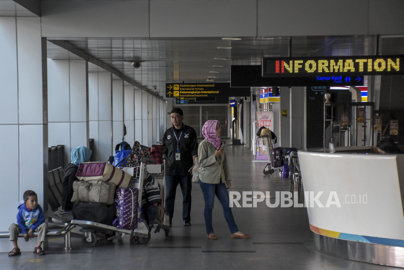 (ILUSTRASI) Calon penumpang pesawat di area Bandara Husein Sastranegara, Kota Bandung, Jawa Barat.