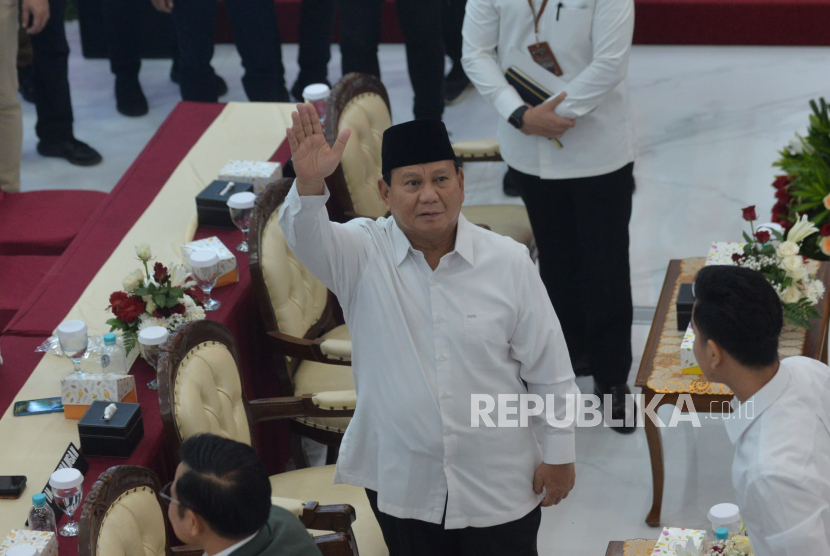 Calon Presiden Prabowo Subianto-Gibran Rakabuming Raka menyapa media saat menghadiri rapat pleno penetapan pasangan calon presiden dan wakil presiden terpilih pemilihan umum 2024 di Gedung KPU, Jakarta, Rabu (24/4/2024).