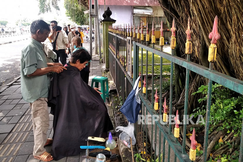  Hukum Orang Berkurban Melanggar Larangan Potong Kuku dan Rambut. Foto: Cukur rambut (ilustrasi).