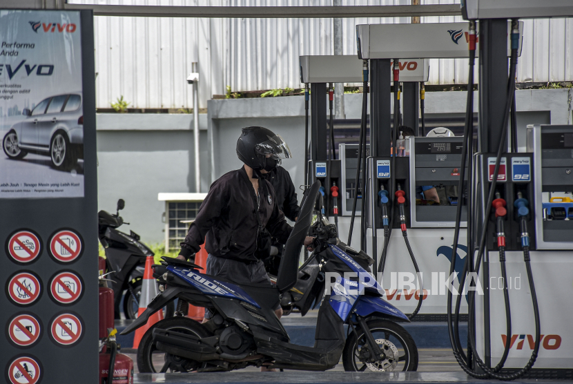 Sejumlah pengendara sepeda motor antre untuk mengisi bahan bakar minyak (BBM) di SPBU Vivo Pasteur, Jalan Dr Djunjunan, Sukajadi, Kota Bandung, Senin (2/1/2023). Harga BBM di SPBU Vivo turun per 1 Januari 2023. Penurunan harga terjadi pada seluruh jenis bensin, kadar oktan atau Research Octane Number (RON) 90 menjadi Rp11.800, RON 92 menjadi Rp12.800 dan RON 95 menjadi Rp13.600. Republika/Abdan Syakura