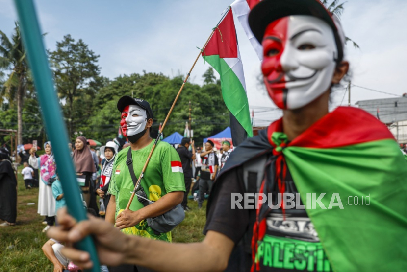 Protesters wear Guy Fawkes masks during a rally in solidarity with Palestinian people in Depok, West Java, Indonesia, 06 January 2024. Hundreds of anti-Israel protesters staged a rally demanding the world to take actions to stop the war in Gaza. Thousands of Israelis and Palestinians have died since the militant group Hamas launched an unprecedented attack on Israel from the Gaza Strip on 07 October, and the Israeli strikes on the Palestinian enclave which followed it. 