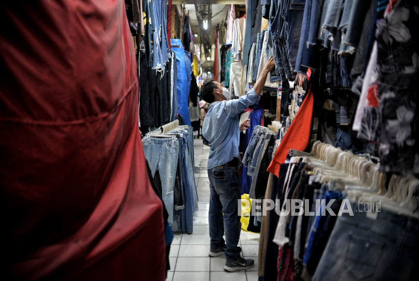 Calon pembeli memilih pakaian impor bekas di Pasar Senen, Jakarta, Jumat (17/2/2023). Pemerintah meminta Instagram menghapus akun penjual baju bekas impor.