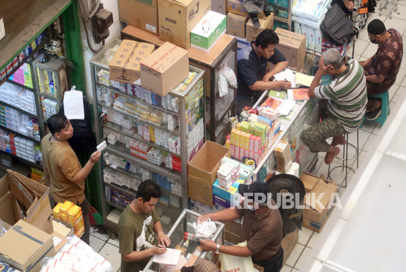 Pelanggan membeli produk farmasi di pasar obat di Jakarta. Menko PMK minta Kapolri mengusut dugaan adanya tindak pidana dalam gagal ginjal akut.