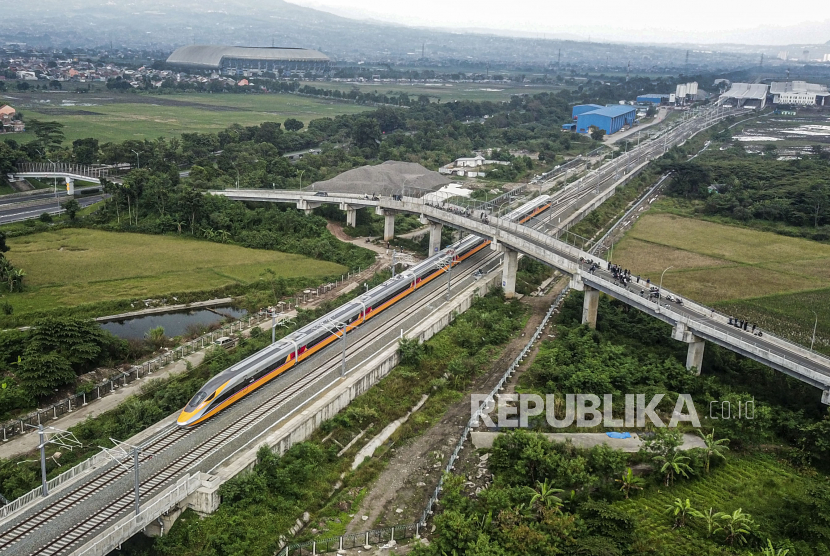 Foto udara rangkaian Kereta Cepat Jakarta Bandung (KCJB). Ilustrasi.