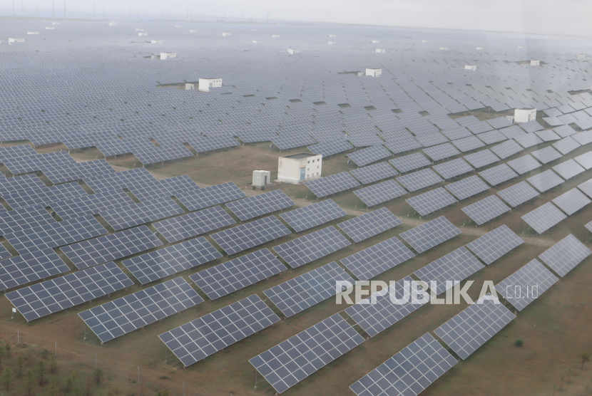 Panel sel surya tersusun rapi di lapangan pembangkitan listrik tenaga surya berteknologi fotovoltaik di Prefektur Hainan, Provinsi Qinghai, China, Selasa (12/7/2022). Teknologi yang secara langsung mengubah sinar matahari menjadi energi listrik yang dibangun di atas lahan seluas 3.028 kilometer persegi itu menjadi salah satu strategi pembangunan nasional China dalam memanfaatkan energi bersih dan ramah lingkungan. 