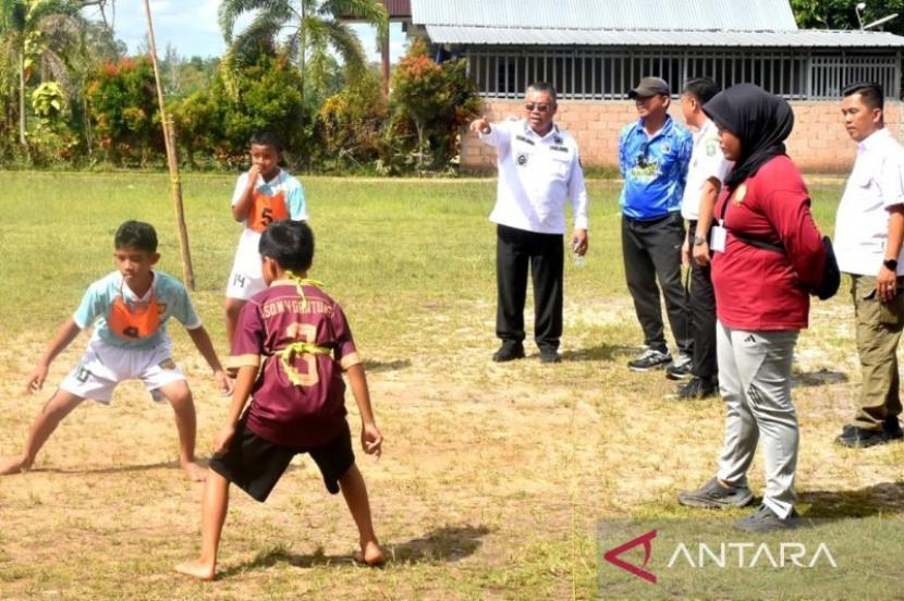 Belitung Timur lestarikan olahraga tradisional galah panjang.