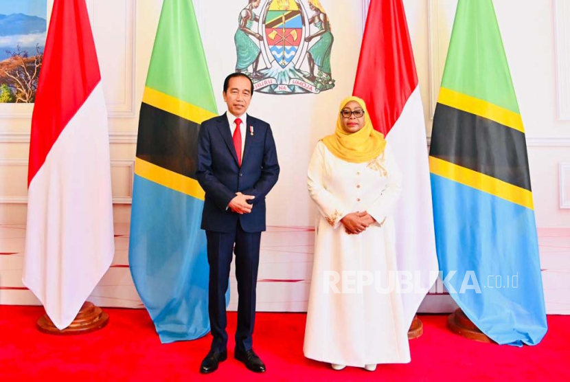  Presiden Joko Widodo bersama Presiden Samia Suluhu Hassan saat pertemuan di Dar Es Salaam State House, Dar Es Salaam, Republik Persatuan Tanzania, pada Selasa, (22/8/2023).