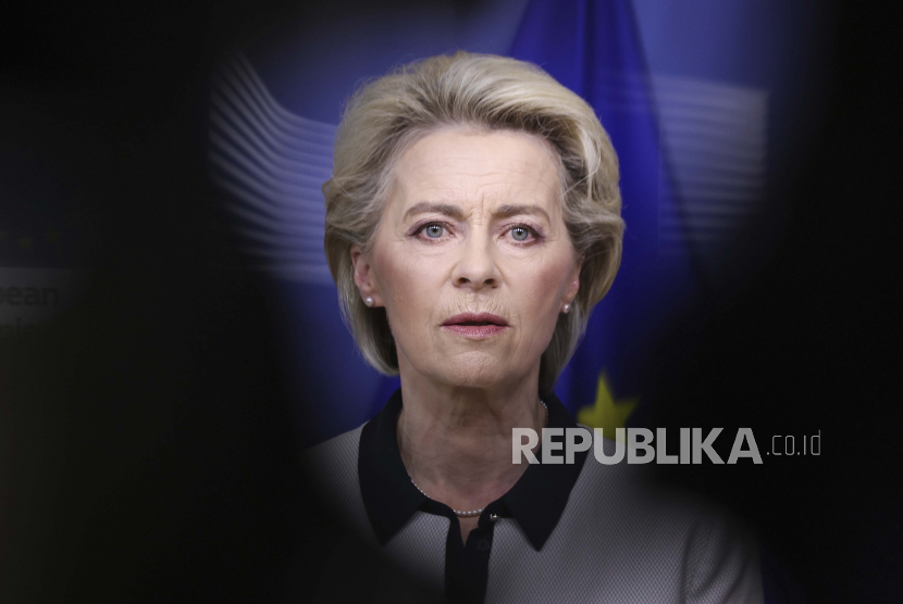  Presiden Komisi Eropa Ursula von der Leyen, berbicara selama pernyataan pers tentang Ukraina, di markas besar Uni Eropa di Brussels, Kamis, 24 Februari 2022. Dalam wawancara terbaru, ia menyatakan dukungannya bagi Ukraina untuk jadi anggota Uni Eropa.