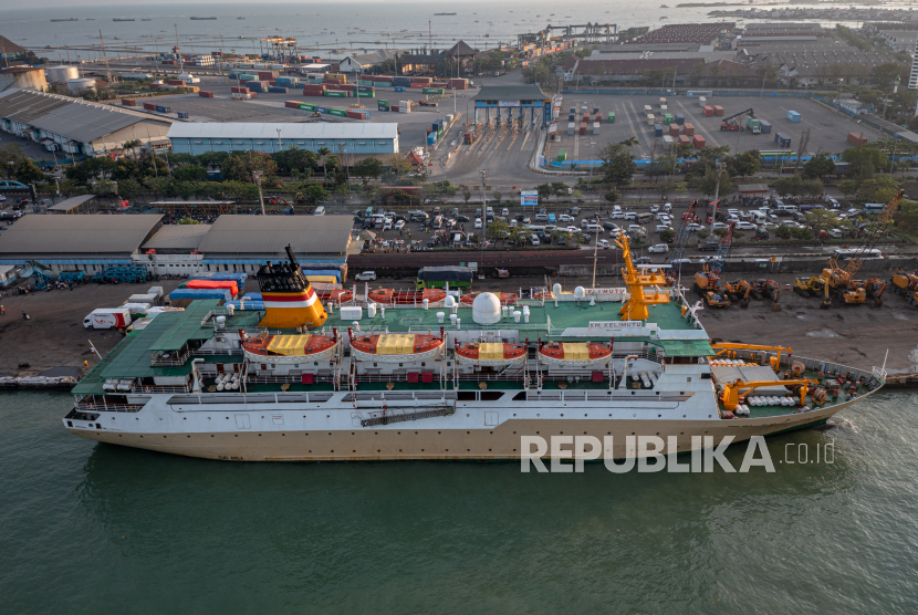 Foto udara KM Kelimutu. PT Pelayaran Nasional Indonesia (Persero) atau Pelni memproyeksikan sejumlah pelabuhan keberangkatan dan kedatangan akan dipadati penumpang pada masa mudik Lebaran 2023.