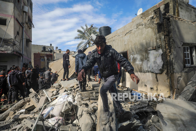  Palestinians search for bodies and survivors among the rubble of a destroyed house following an Israeli air strike in Deir Al Balah town, southern Gaza Strip, 18 February 2024. According to the Palestinian Ministry of Health, more than 40 members from the same family lived in the house. More than 28,900 Palestinians and over 1,300 Israelis have been killed, according to the Palestinian Health Ministry and the Israel Defense Forces (IDF), since Hamas militants launched an attack against Israel from the Gaza Strip on 07 October 2023, and the Israeli operations in Gaza and the West Bank which followed it. 