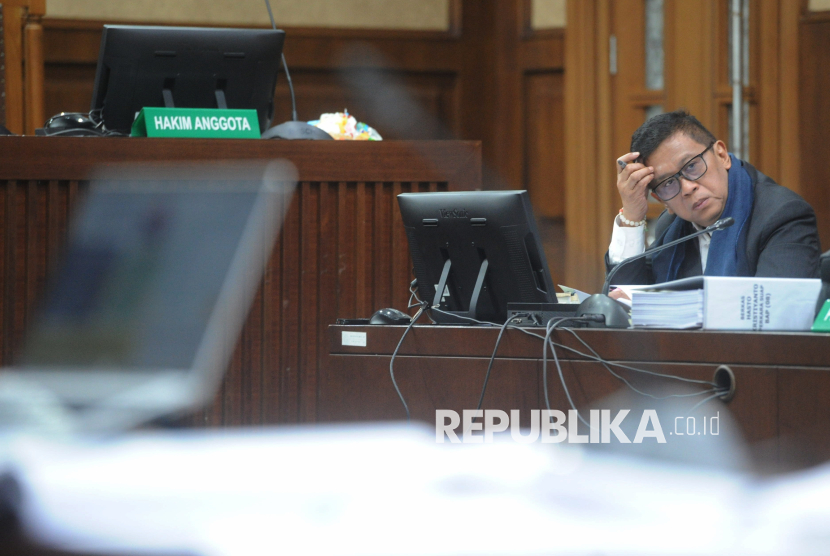 Terdakwa kasus dugaan perintangan penyidikan kasus korupsi Harun Masiku dan pemberian suap Hasto Kristiyanto menyimak keterangan saksi pada sidang lanjutan di Pengadilan Tipikor, Jakarta, Kamis (17/4/2025). Sidang tersebut beragendakan mendengar keterangan saksi antara lain yakni mantan Ketua Komisi Pemilihan Umum (KPU) Arief Budiman dan mantan anggota KPU Wahyu Setiawan.  Sementara salah satu saksi yaitu mantan Anggota Bawaslu yaitu Agustiani Tio Fridelina tidak hadir dalam persidangan.